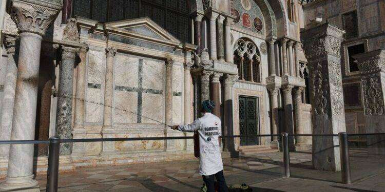 Attivisti clima sparano fango contro Basilica San Marco a Venezia