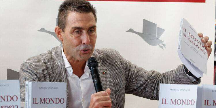 Notificata inchiesta a Vannacci, lui va subito in licenza