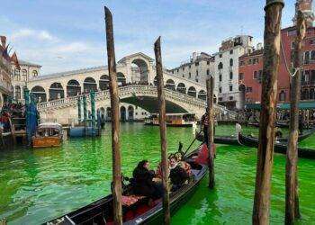 Nuovo blitz ambientalista a Venezia, Canal Grande si colora di verde
