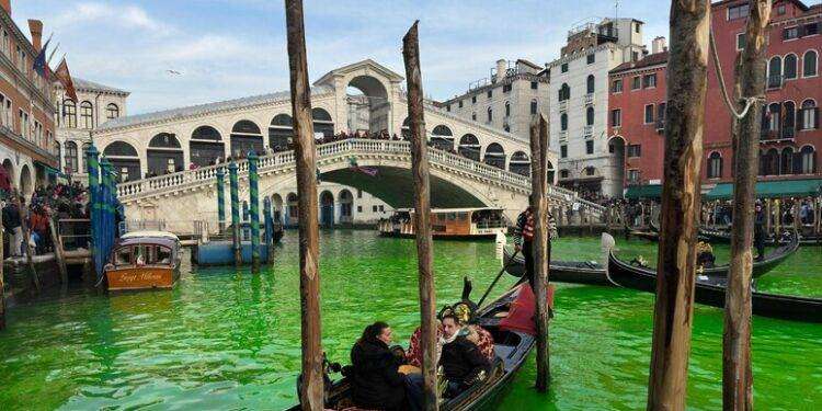 Nuovo blitz ambientalista a Venezia, Canal Grande si colora di verde