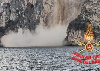 Tremosine, grossa frana si stacca dalla montagna e finisce nel lago: paura sul Garda
