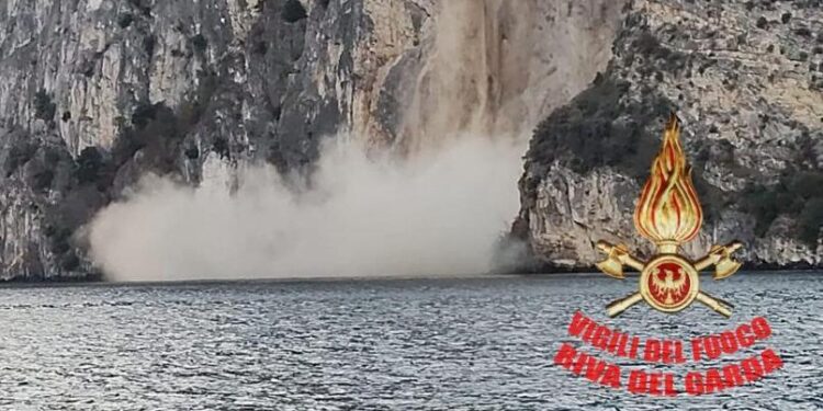 Tremosine, grossa frana si stacca dalla montagna e finisce nel lago: paura sul Garda