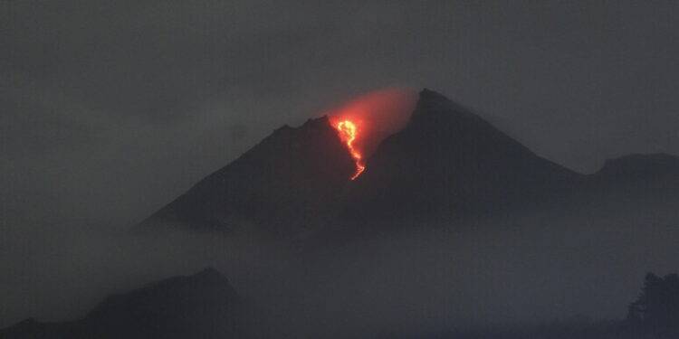 Indonesia, eruzione del Marapi: morti almeno 11 escursionisti