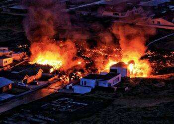Islanda, la cittadina di Grindavik assediata dalla lava