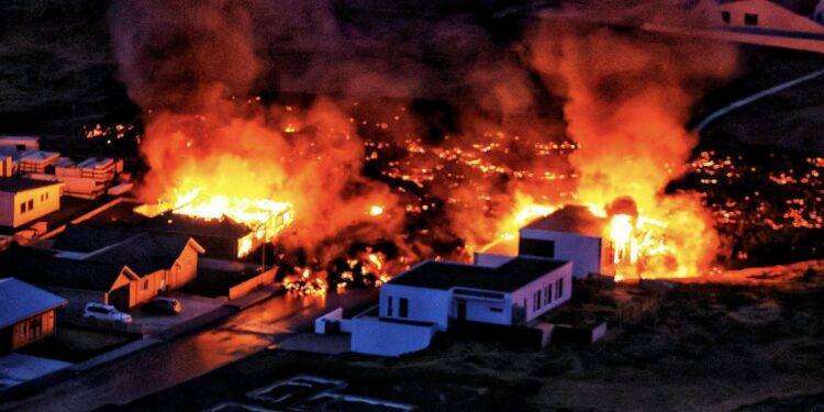 Islanda, la cittadina di Grindavik assediata dalla lava