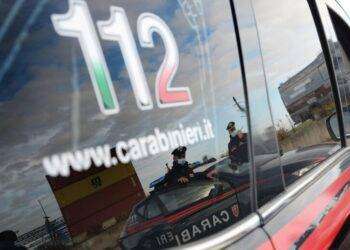 Porta la moglie morta in ospedale, sospetto femminicidio