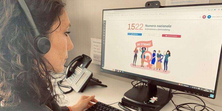 A dicembre triplicati i contatti al 1522, il numero antiviolenza e antistalking