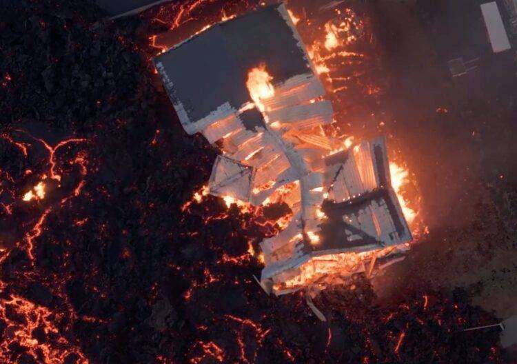 Islanda, la cittadina di Grindavik assediata dalla lava