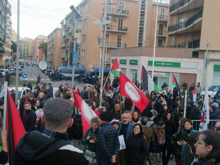 A Cagliari in migliaia al sit-in pro Palestina, forze dell’ordine blindano San Benedetto