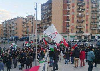 A Cagliari in migliaia al sit-in pro Palestina, forze dell’ordine blindano San Benedetto
