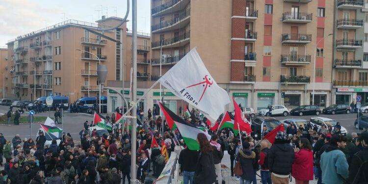 A Cagliari in migliaia al sit-in pro Palestina, forze dell’ordine blindano San Benedetto
