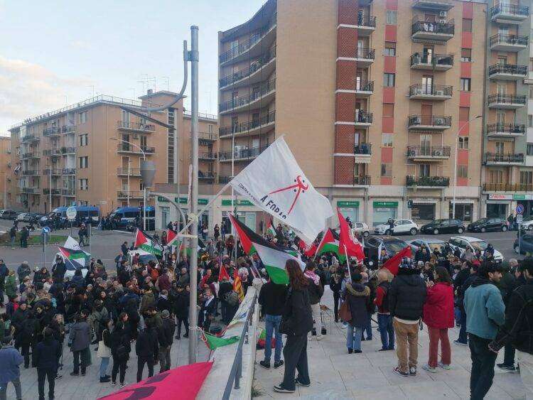 A Cagliari in migliaia al sit-in pro Palestina, forze dell’ordine blindano San Benedetto