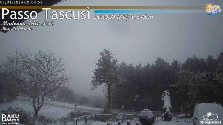 La Sardegna si risveglia con la neve: la dama bianca fa capolino sulle cime dell’isola