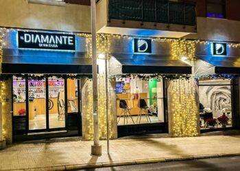 Il bar Diamante, lo storico caffè tra il Viale Ciusa e Via dei Giudicati, ha riaperto