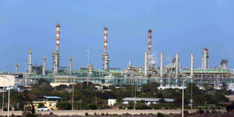 Libia, rivolta contro la corruzione: manifestanti minacciano di chiudere due impianti petroliferi e di gas