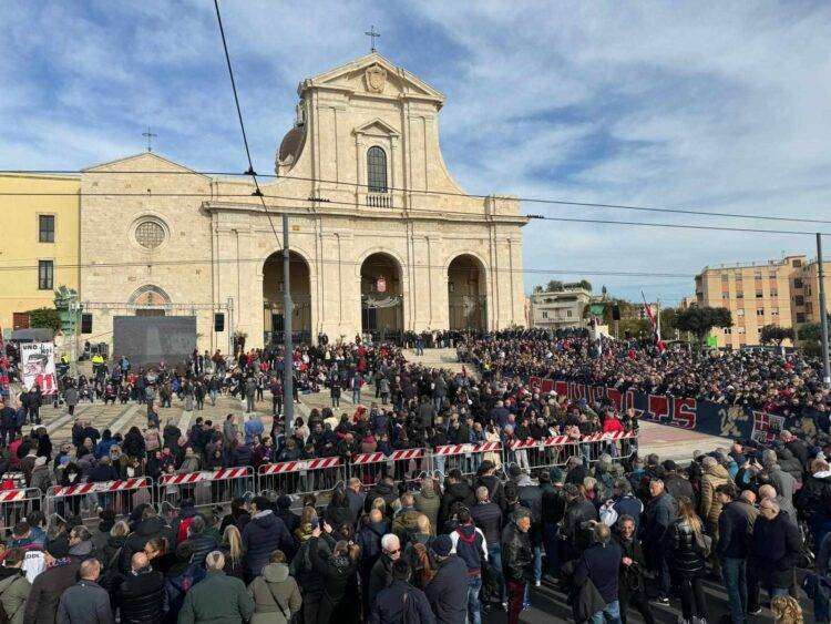 In migliaia ad applaudire l’arrivo del feretro di Gigi Riva alla basilica di Bonaria: in prima linea gli Sconvolts