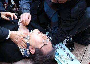 Corea Sud, accoltellato leader opposizione Lee Jae-myung: le immagini (Vietate ad un pubblico sensibile)