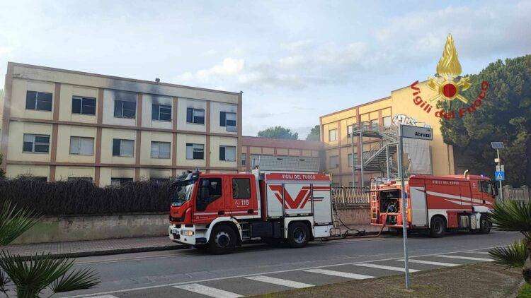 Cagliari, fiamme in una scuola abbandonata