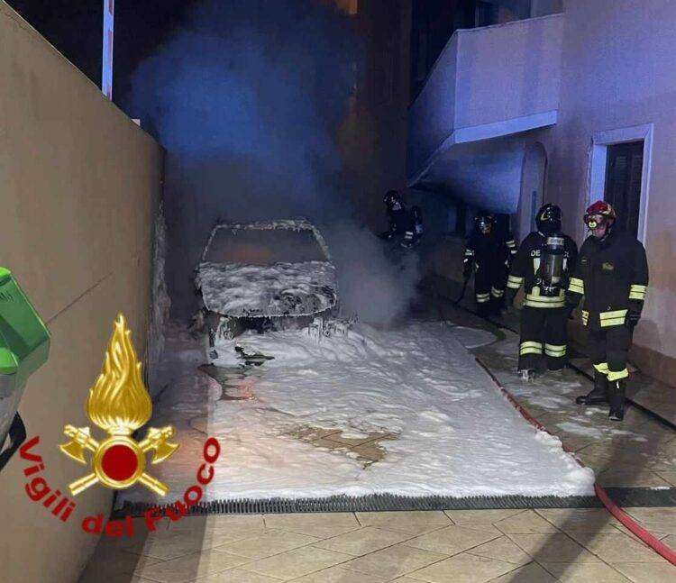 Notte di fiamme per gli uomini dei Vigili del Fuoco di Olbia