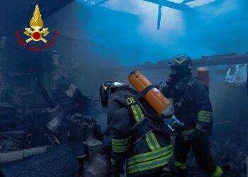 Paura a Macomer, abitazione in fiamme: salvata una coppia di anziani