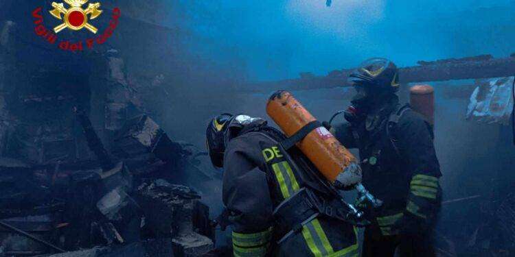 Paura a Macomer, abitazione in fiamme: salvata una coppia di anziani