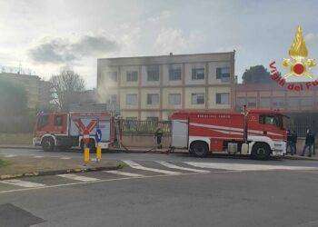 Cagliari, fiamme in una scuola abbandonata