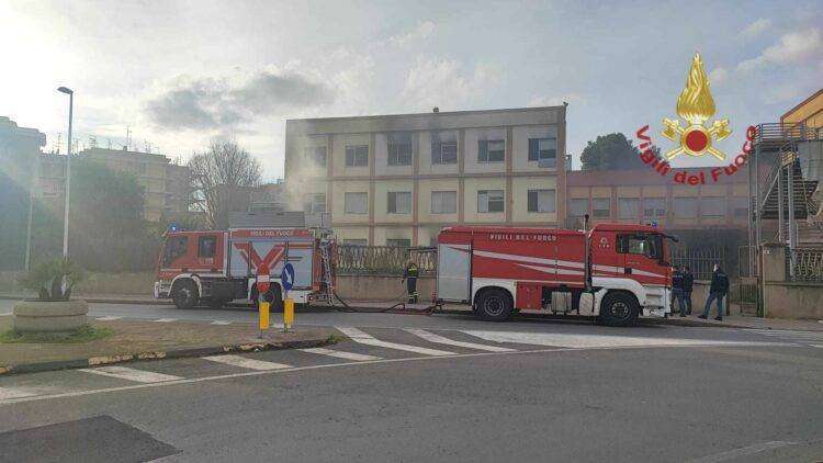 Cagliari, fiamme in una scuola abbandonata