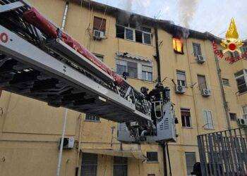 Tanta paura a Cagliari, scoppia incendio in una casa