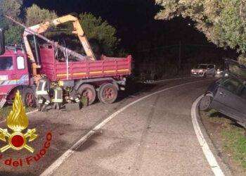 Luogosanto, scontro frontale tra auto e camion: un ferito grave