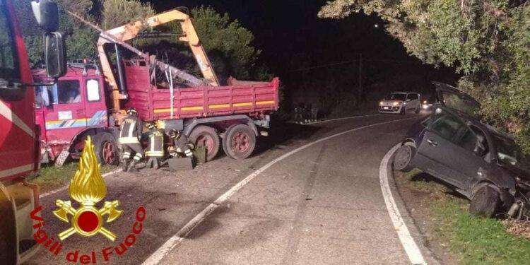 Luogosanto, scontro frontale tra auto e camion: un ferito grave