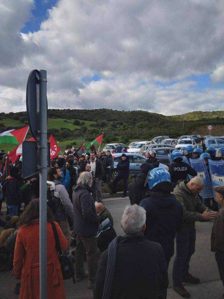 Domusnovas, sit-in davanti alla fabbrica delle armi: “Stop al genocidio a Gaza”