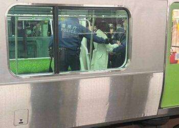 Attacco con coltello nella metro di Tokio: terrore in Giappone