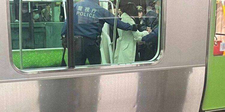 Attacco con coltello nella metro di Tokio: terrore in Giappone