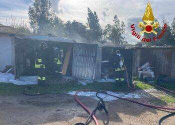 Olbia, fiamme distruggono deposito attrezzi: intervento dei Vigili del Fuoco