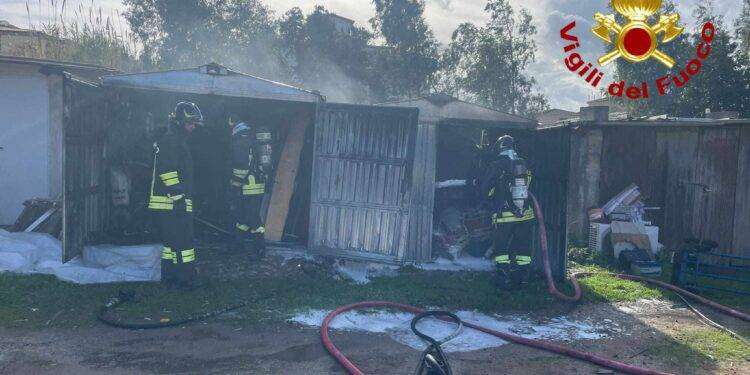 Olbia, fiamme distruggono deposito attrezzi: intervento dei Vigili del Fuoco