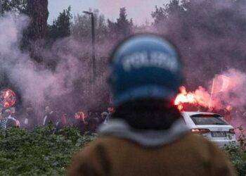 Tensioni fuori e dentro l’Olimpico, lanci di pietre e cariche