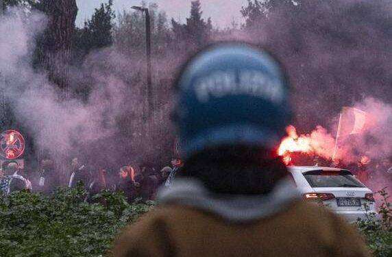 Tensioni fuori e dentro l’Olimpico, lanci di pietre e cariche