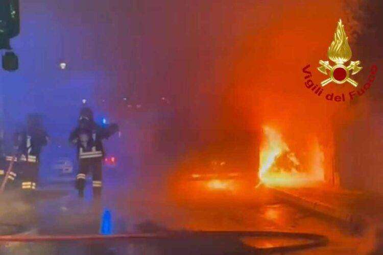 Notte di fiamme per gli uomini dei Vigili del Fuoco di Olbia