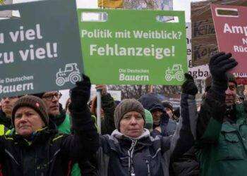 Nuove manifestazioni degli agricoltori a Berlino contro i piani del governo per aumentare le tasse sulle operazioni agricole
