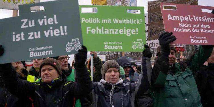 Nuove manifestazioni degli agricoltori a Berlino contro i piani del governo per aumentare le tasse sulle operazioni agricole