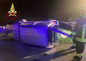 Grave incidente a Nuoro, auto si ribalta: feriti soccorsi dai Vigili del fuoco
