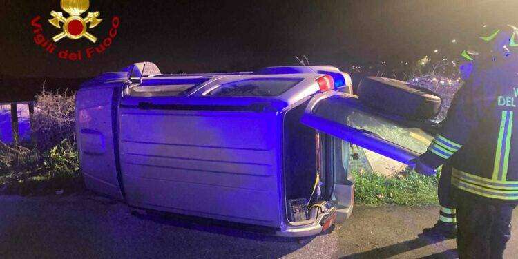 Grave incidente a Nuoro, auto si ribalta: feriti soccorsi dai Vigili del fuoco