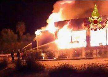 Olbia, fiamme distruggono un chiosco nella spiaggia de La Marinella