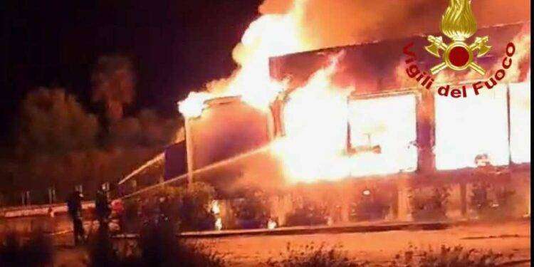 Olbia, fiamme distruggono un chiosco nella spiaggia de La Marinella