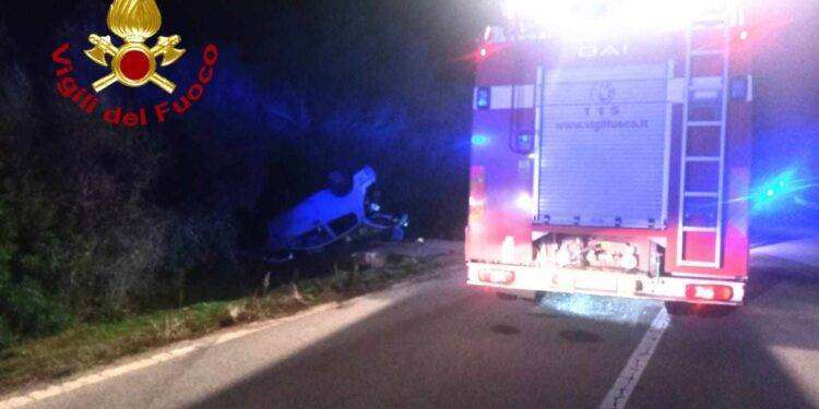 Tragedia in Gallura, auto esce di strada e colpisce un muretto: un morto