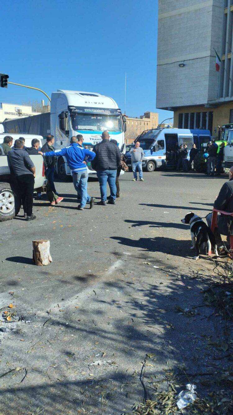 Protesta trattori, ad oltranza presidio al porto di Cagliari
