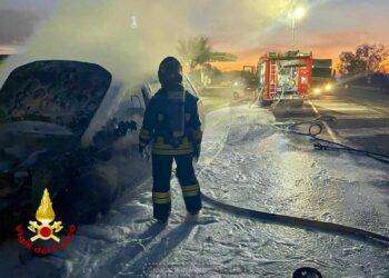 Gallura, auto prende fuoco sull SS 127: intervento dei Vigili del Fuoco