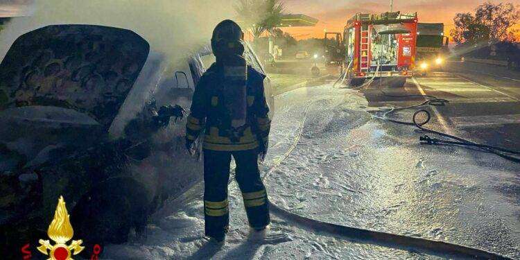 Gallura, auto prende fuoco sull SS 127: intervento dei Vigili del Fuoco