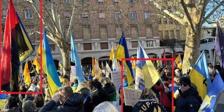 Modena, bandiere neonaziste alla manifestazione dei Radicali di Emma Bonino contro la “propaganda russa”