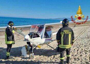 Atterraggio di emergenza di un ultraleggero sulla spiaggia di Platamona